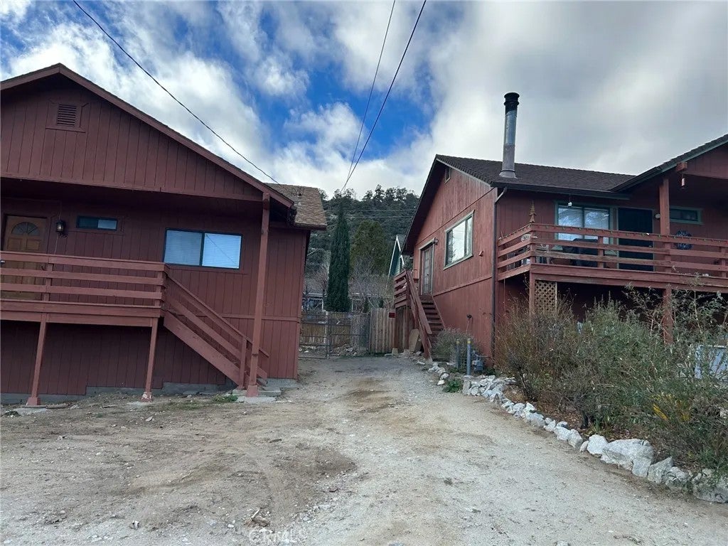 Photo of 925 Piru Way, Frazier Park, CA 93225 (MLS # SR26230238)