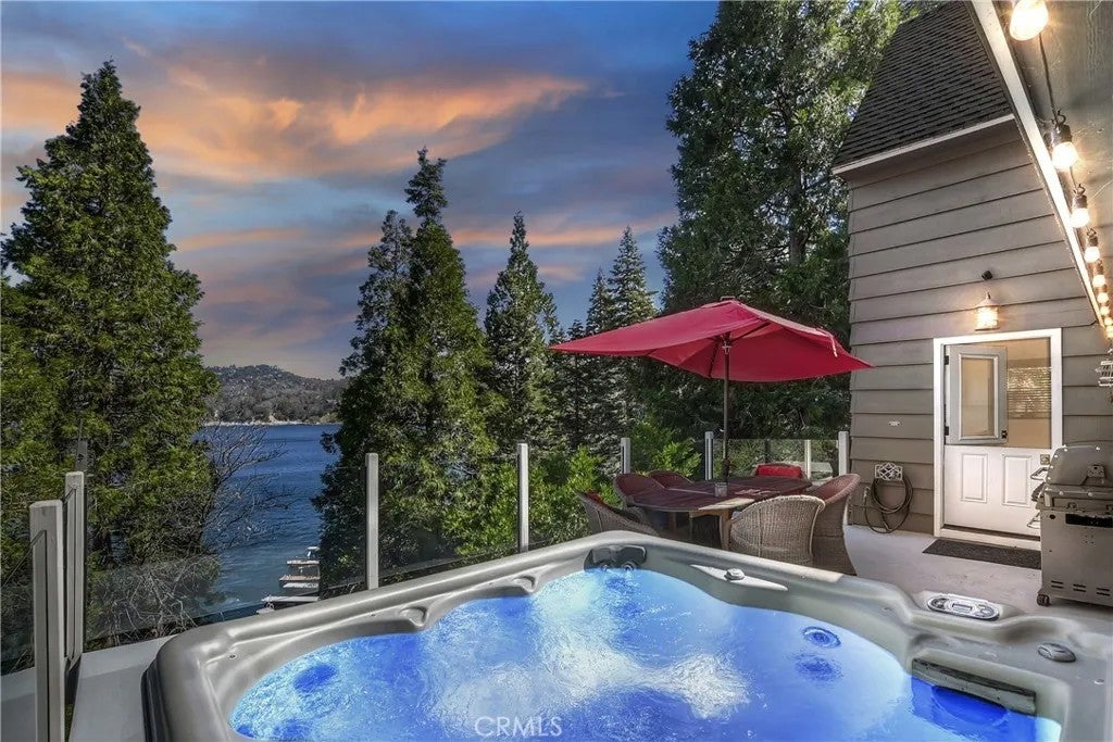 Photo of 28898 Palisades Dr, Lake Arrowhead, CA 92352 (MLS # IG26069460)