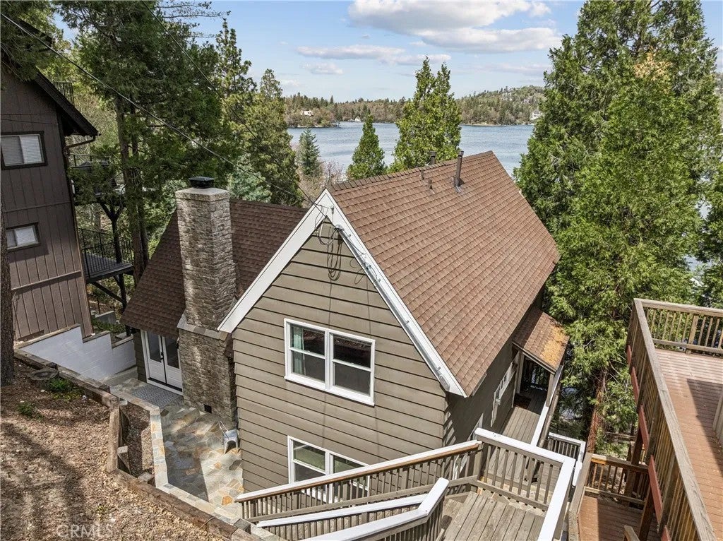 Photo of 28898 Palisades Dr, Lake Arrowhead, CA 92352 (MLS # IG26069460)