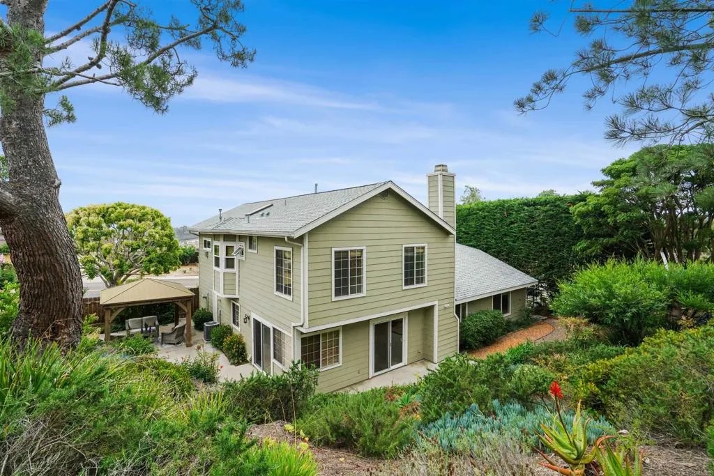 915 Lake Ridge Drive