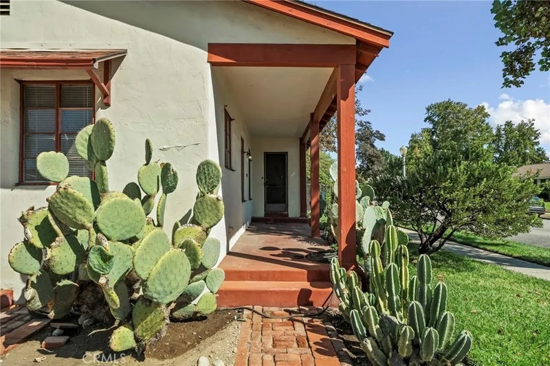 1565 N Palomares