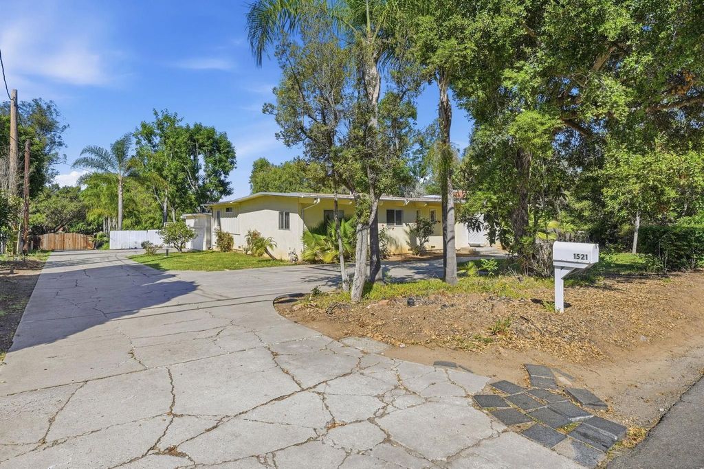 Photo of 1521 Foothill Dr, Vista, CA 92084 (MLS # 260005795)