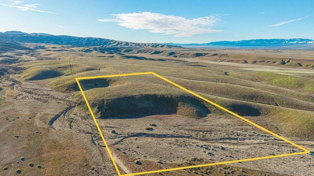 Photo of 0 Fairmont Rd, Lake Hughes, CA 93532 (MLS # 260005396)