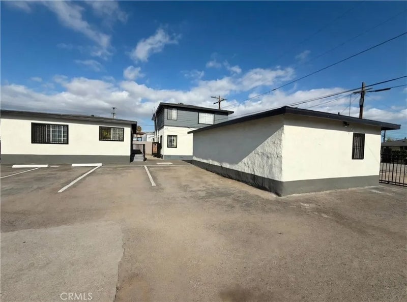 124 W Rosecrans Ave