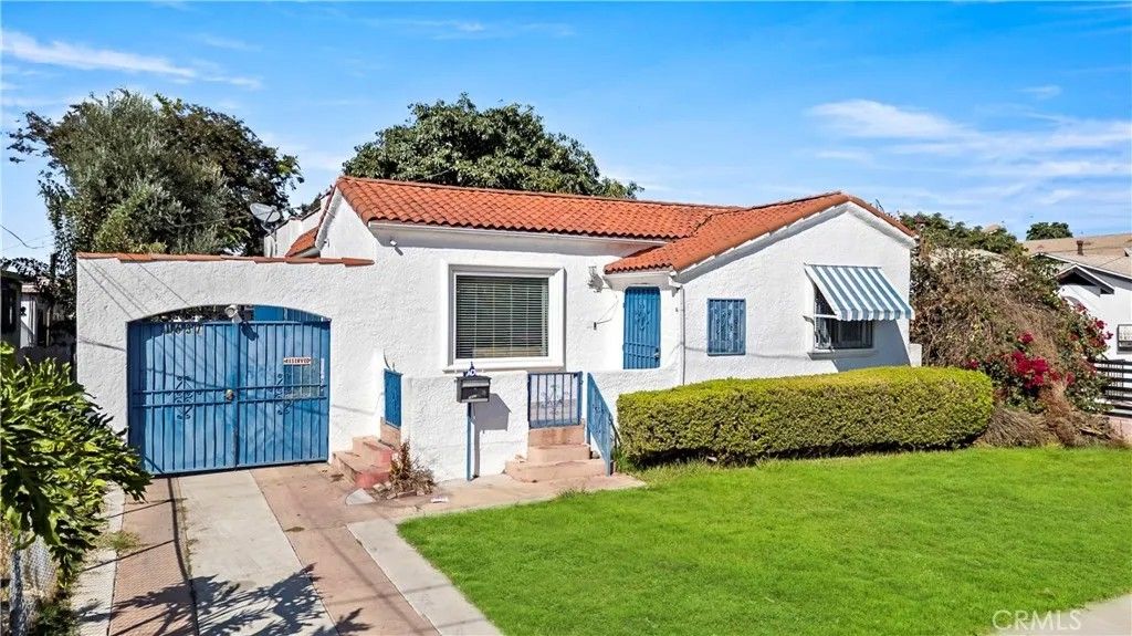 Photo of 1637 W 37th Street, Los Angeles, CA 90018 (MLS # WS26047352)