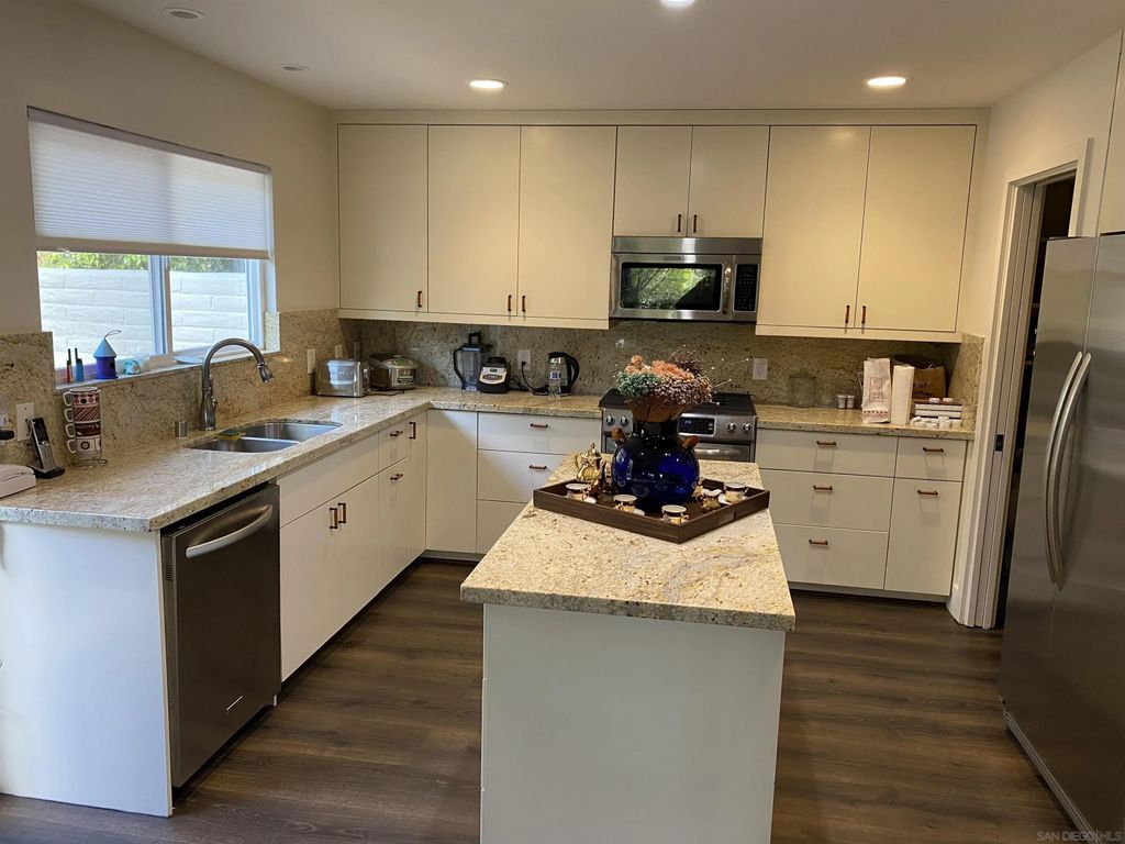 Photo of 5576 Caminito Herminia, La Jolla, CA 92037 (MLS # 260003929)