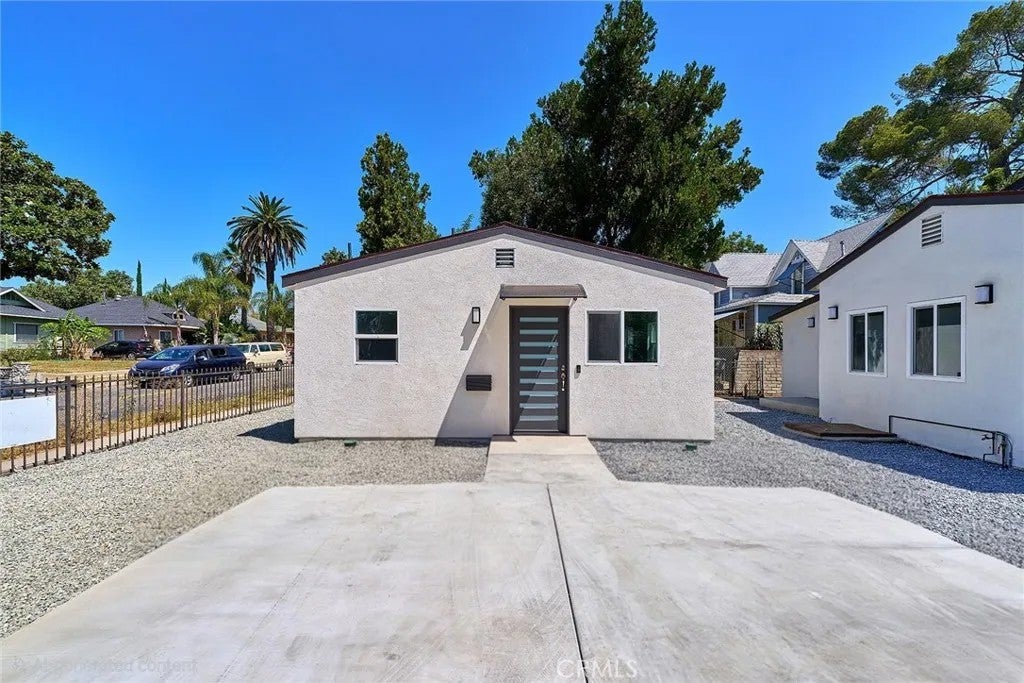 Photo of 710 N El Molino, Pasadena, CA 91104 (MLS # OC26197793)
