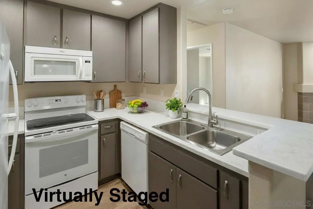 Photo of 580 Camino de la Reina #321, San Diego, CA 92108 (MLS # 260004616)