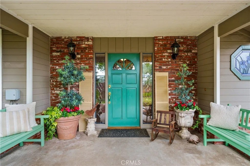 Photo of 31065 Avenida Del Reposo, Temecula, CA 92591 (MLS # SW26094884)