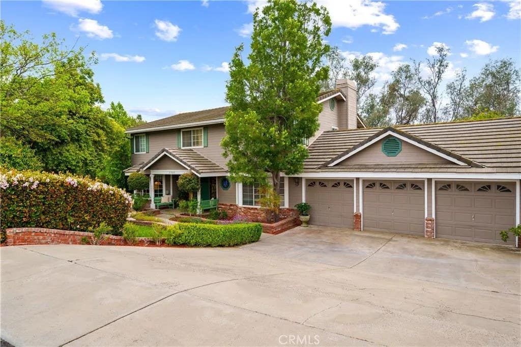 Photo of 31065 Avenida Del Reposo, Temecula, CA 92591 (MLS # SW26094884)