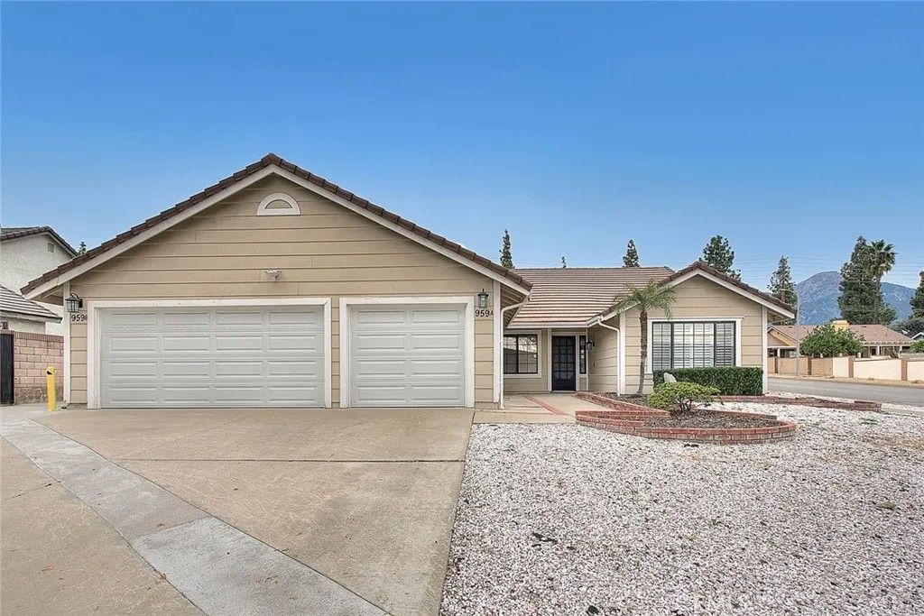 Photo of 959 Kenwood Street, Upland, CA 91784 (MLS # WS26061638)