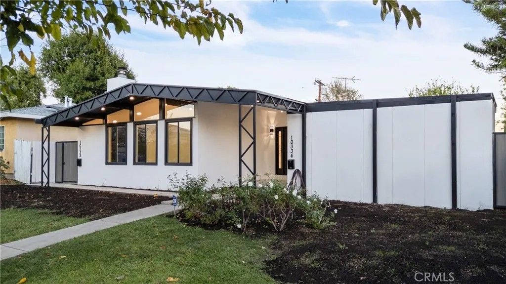 Photo of 10334 Louise, Granada Hills, CA 91344 (MLS # GD25274840)