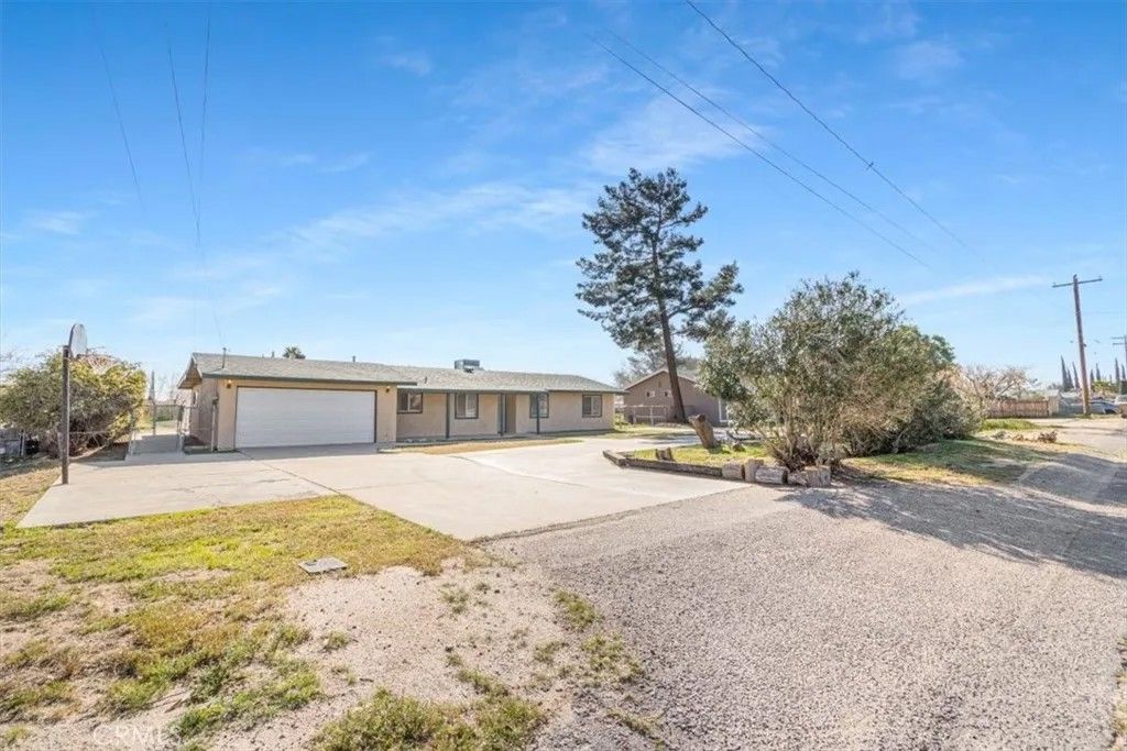 Photo of 10401 Victor Ave, Hesperia, CA 92345 (MLS # CV26050086)