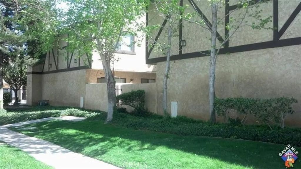 Photo of 1346 W Avenue J4, Lancaster, CA 93534 (MLS # SR26027225)