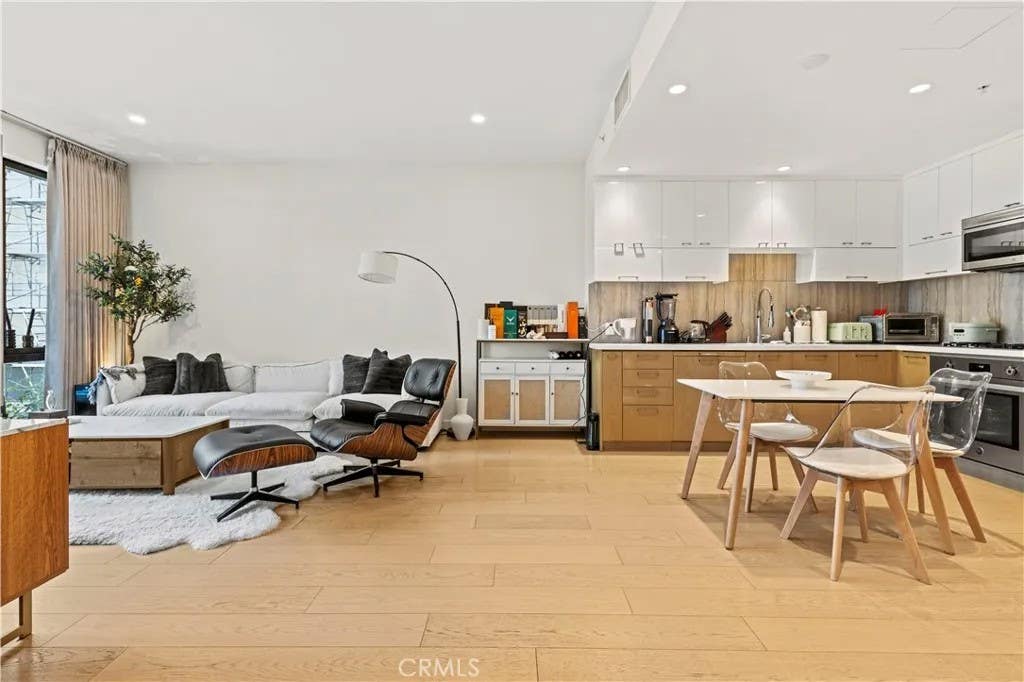 Photo of 400 S Broadway #928, Los Angeles, CA 90013 (MLS # OC26101831)