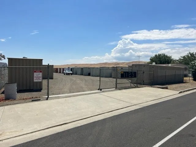 1075 W Elm