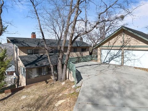 Photo of 1405 Sequoia Drive, Lake Arrowhead, CA 92352 (MLS # IG26018848)