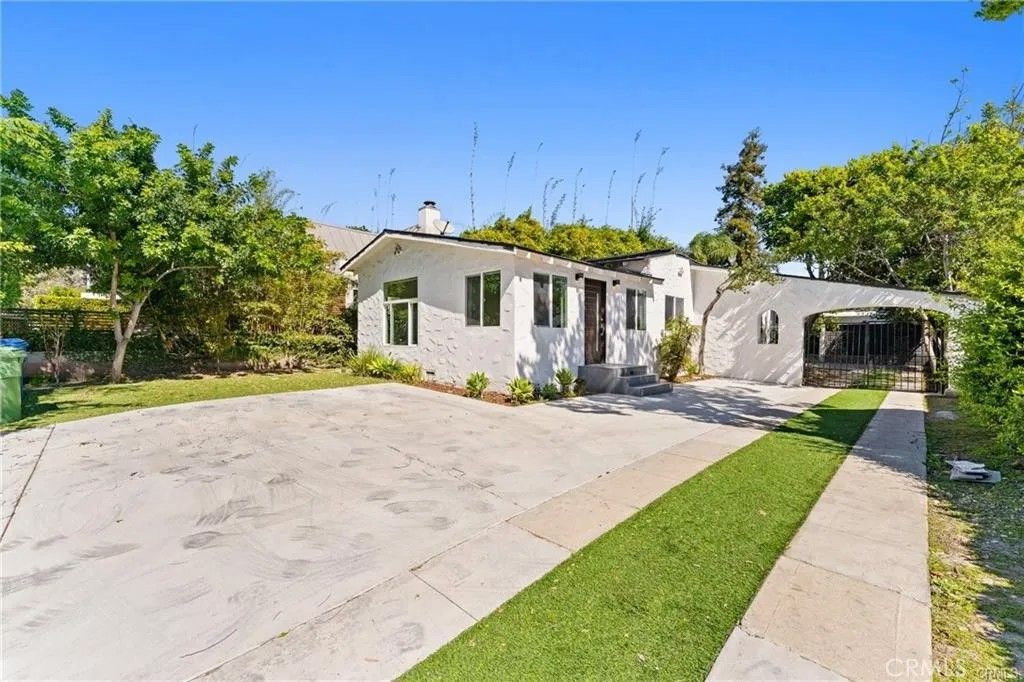 Photo of 2216 Veteran Avenue, Los Angeles, CA 90064 (MLS # OC26092167)
