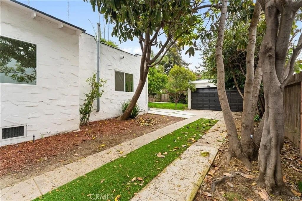 Photo of 2216 Veteran Avenue, Los Angeles, CA 90064 (MLS # OC26092167)