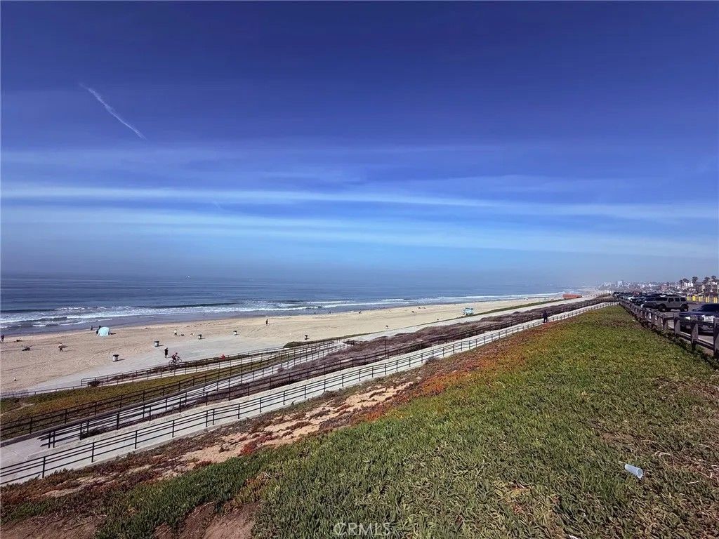 Photo of 323 S Francisca Ave, Redondo Beach, CA 60277 (MLS # SR25273029)