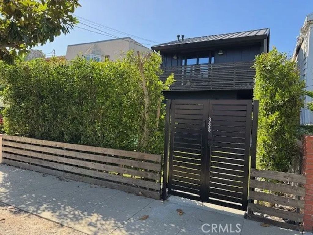 Photo of 335 Flint Ave, Long Beach, CA 90814 (MLS # PW25265996)