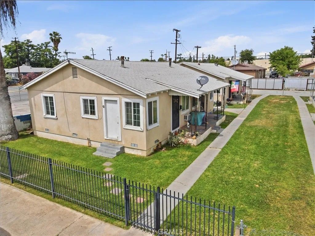 Photo of 2208 Lake Street, Bakersfield, CA 93305 (MLS # MD26092833)