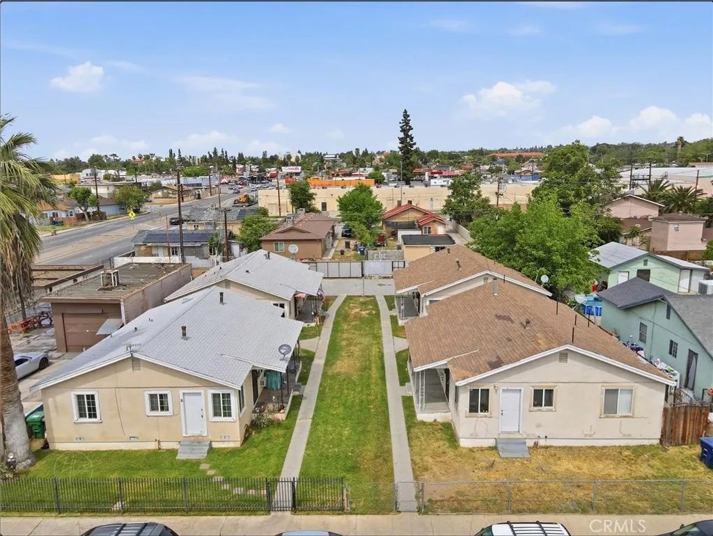 Photo of 2208 Lake Street, Bakersfield, CA 93305 (MLS # MD26092833)