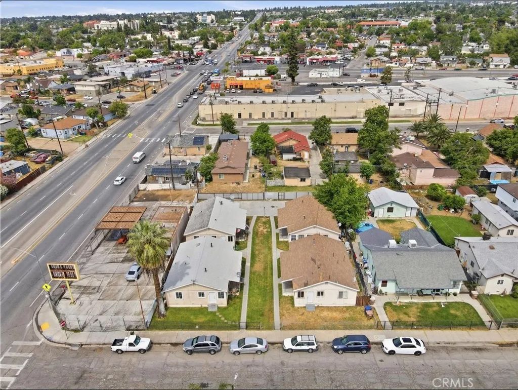 Photo of 2208 Lake Street, Bakersfield, CA 93305 (MLS # MD26092833)