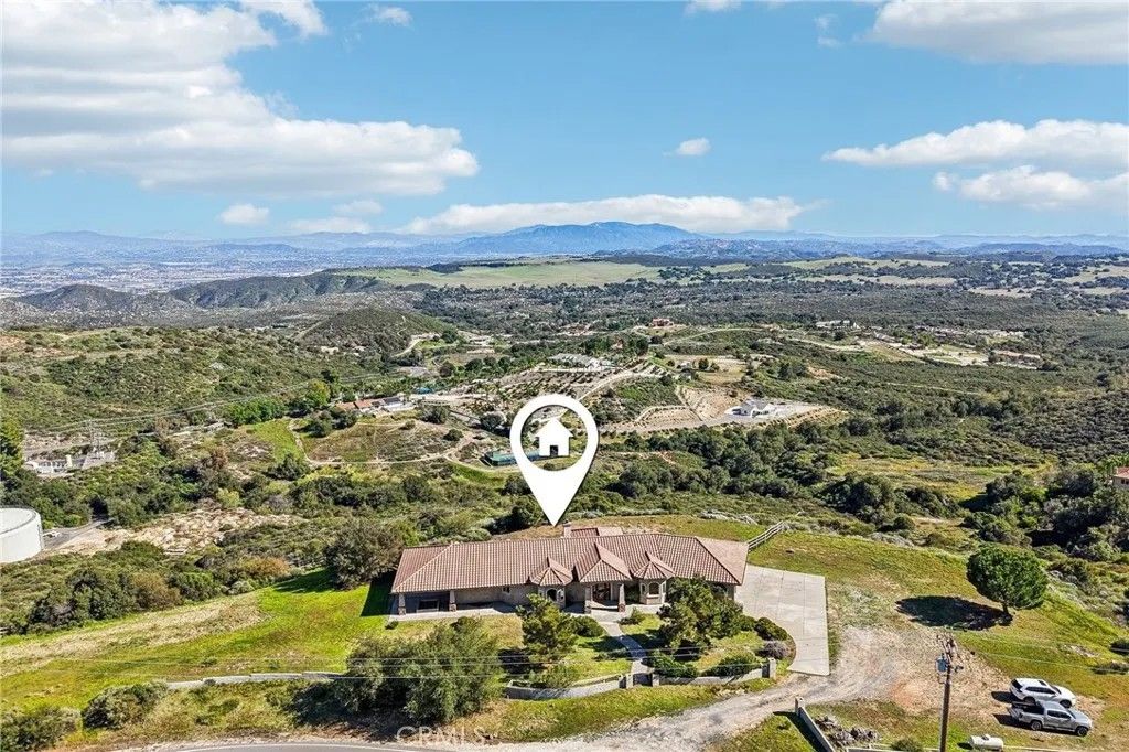 Photo of 40000 Valle Vista, Murrieta, CA 92562 (MLS # OC26042500)