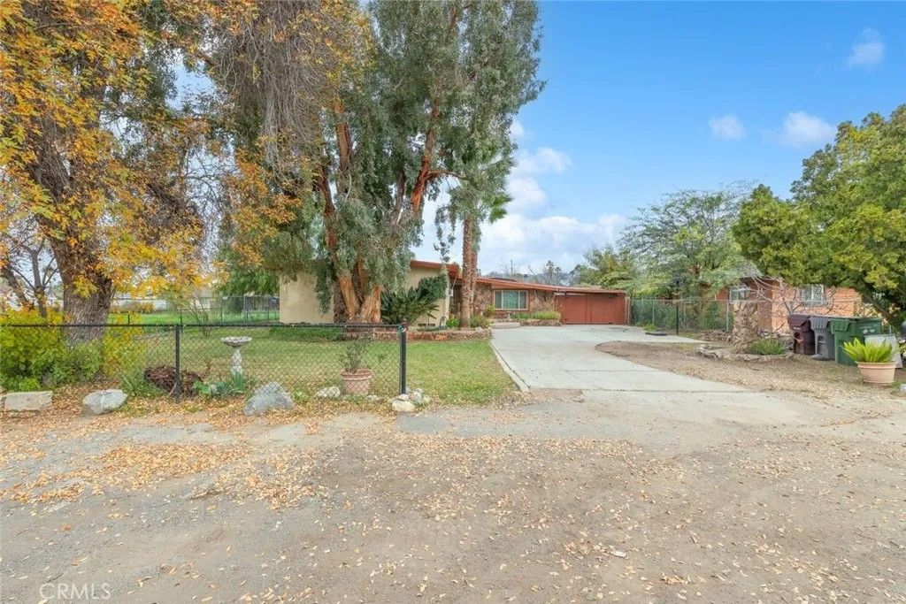 Photo of 40640 Pixie Ln, Hemet, CA 92544 (MLS # SW26003418)