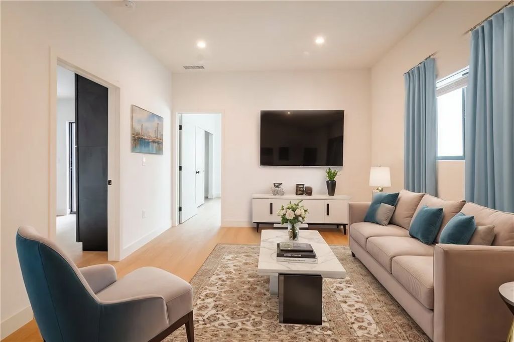 Photo of 351 S Catalina St, Los Angeles, CA 90020 (MLS # DW26012688)