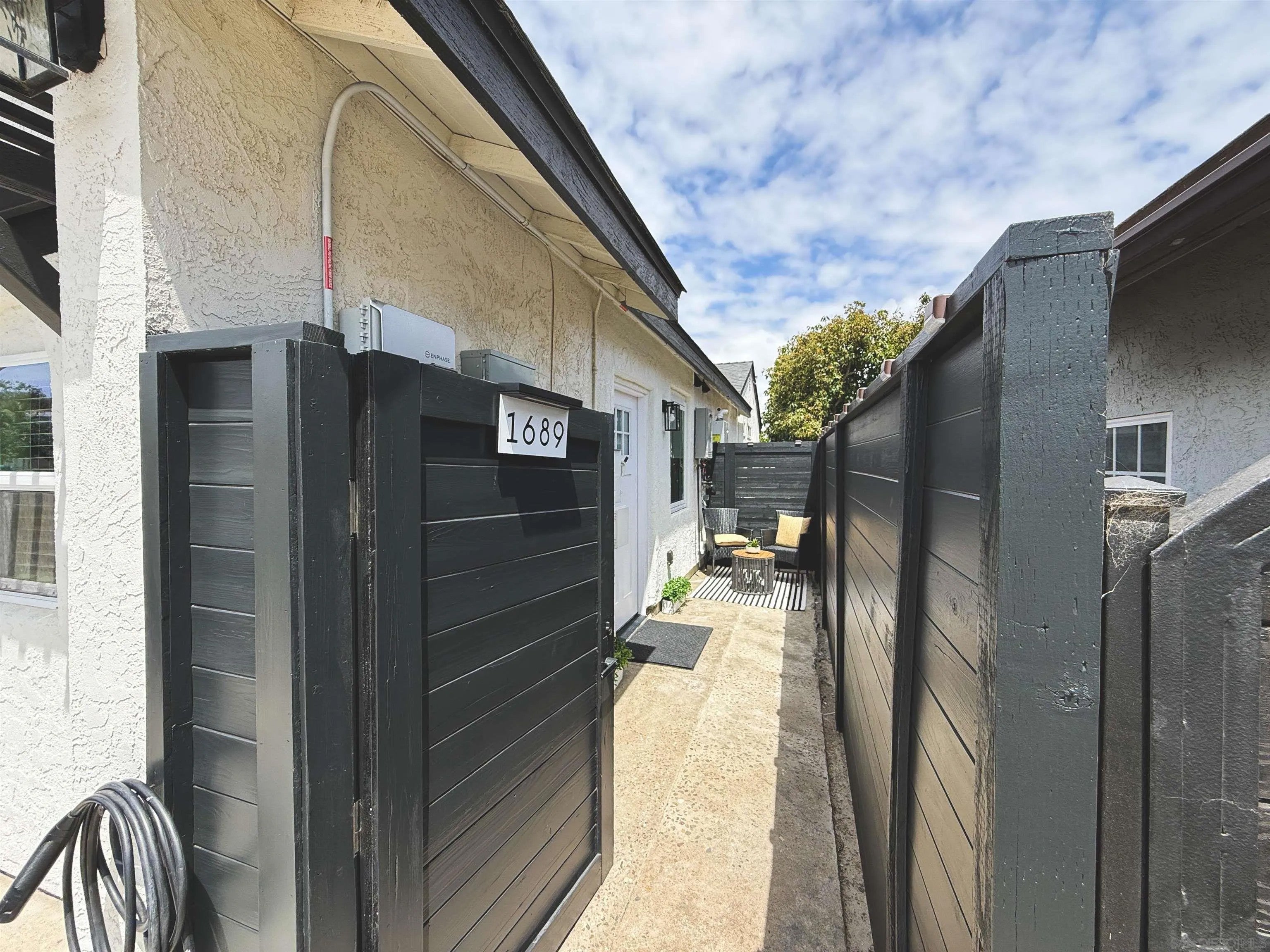 1689 Rodear Dr
