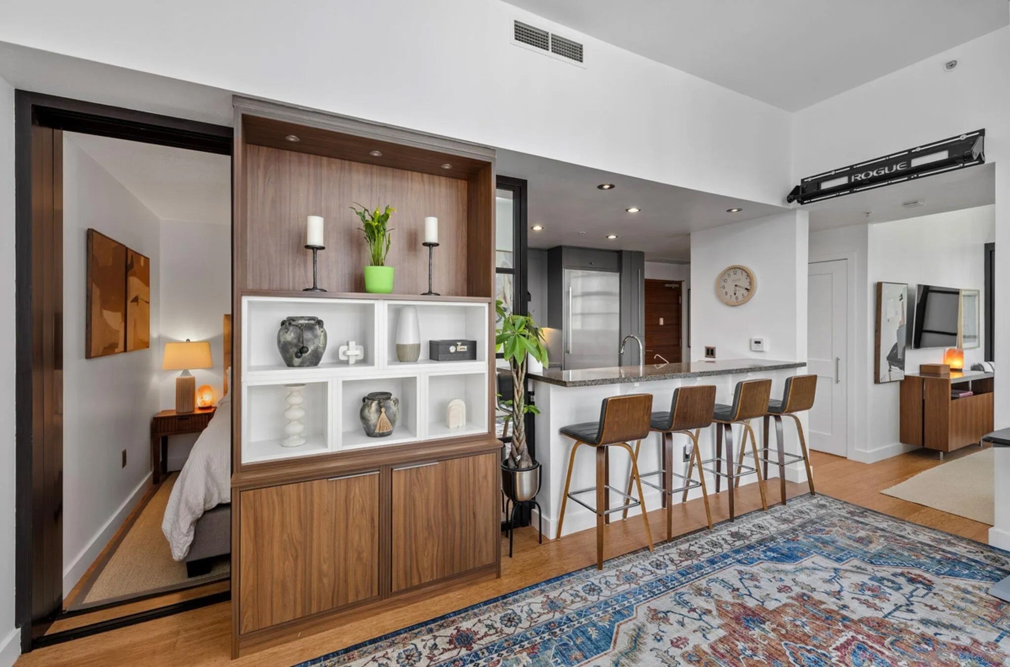 700 W E St 403