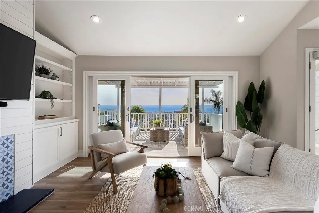 2121 Entrada Paraiso