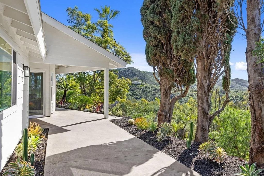 Photo of 1112 Starview Dr, Vista, CA 92084 (MLS # 260001590)