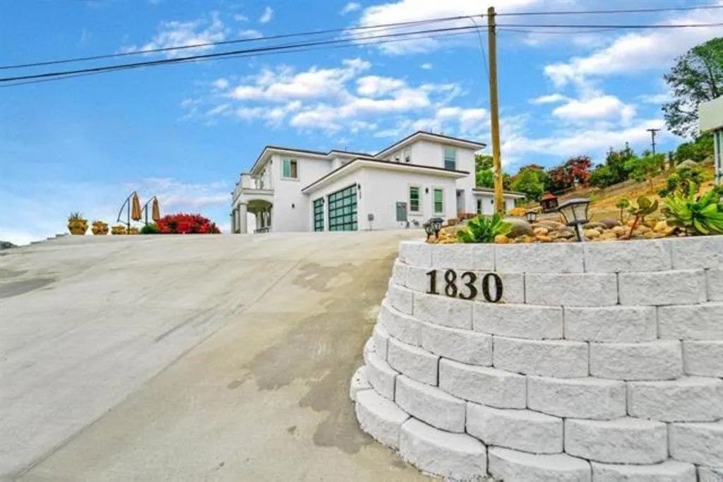 1830 Vista Way