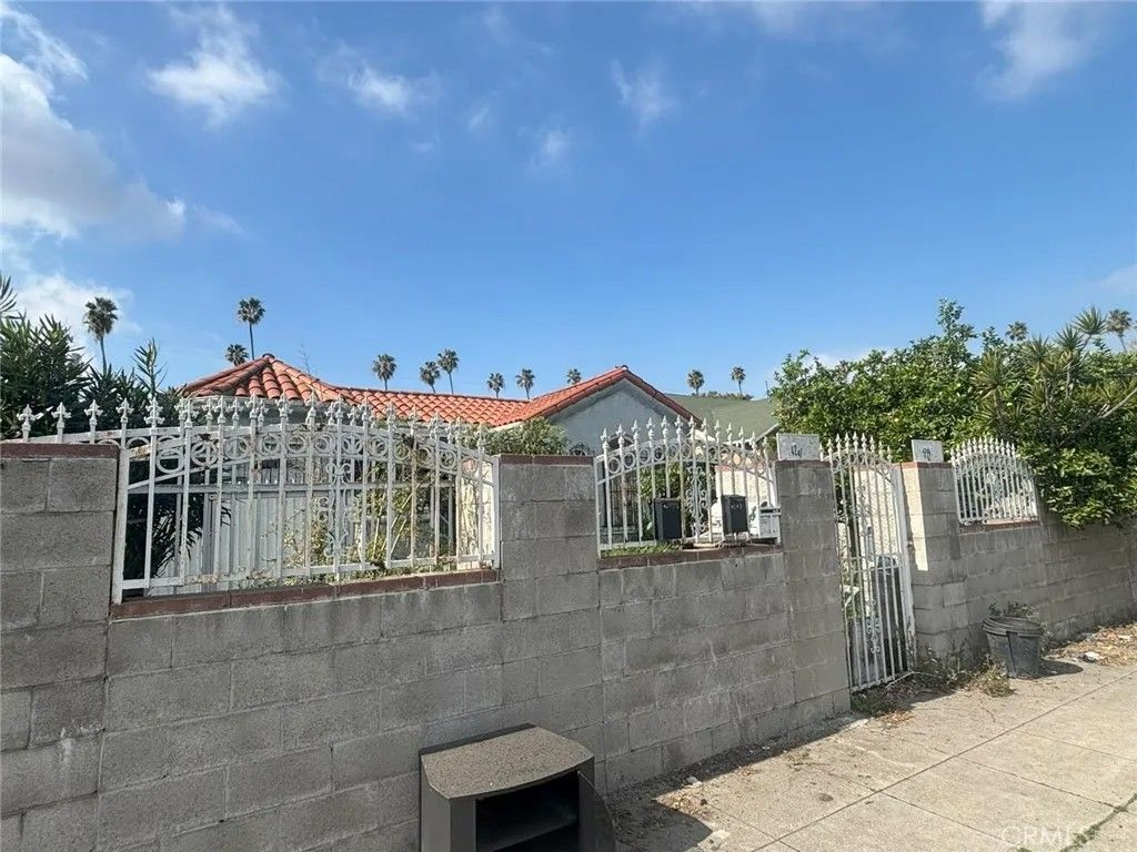 Photo of 4241 Arlington, Los Angeles, CA 90008 (MLS # PW26017424)