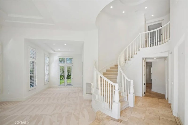 17 Colonial Drive