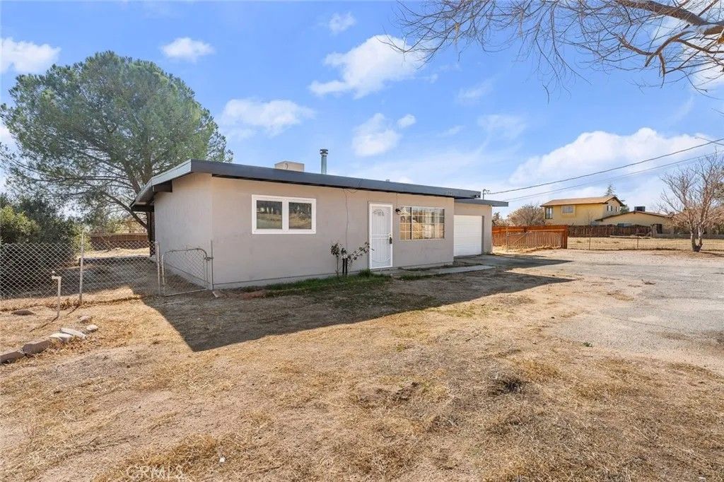 Photo of 19223 Rocksprings Road, Hesperia, CA 92345 (MLS # IG26072381)
