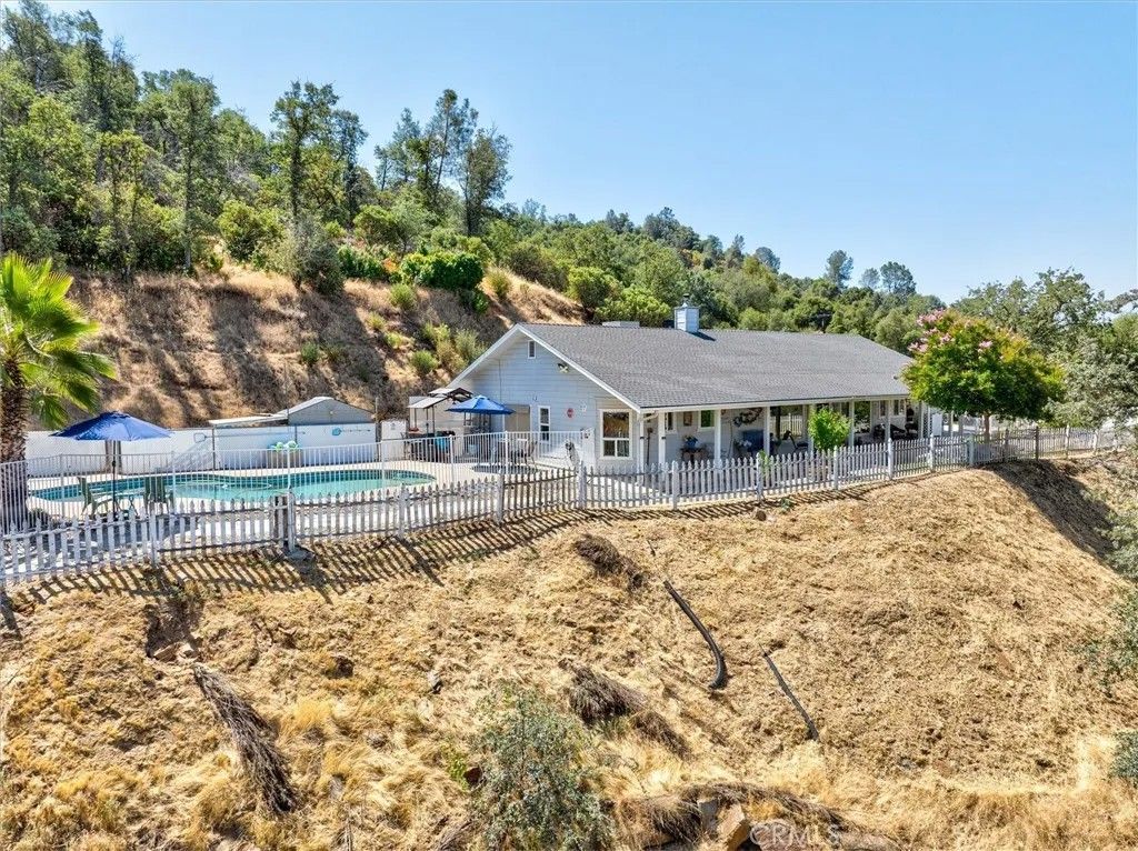 Photo of 46455 Konklin Rd, Coarsegold, CA 93614 (MLS # FR25280838)