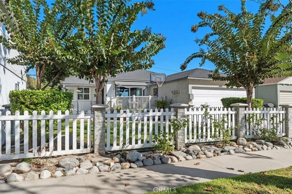 3442 N Studebaker