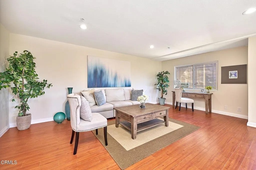2466 Montrose Avenue 7