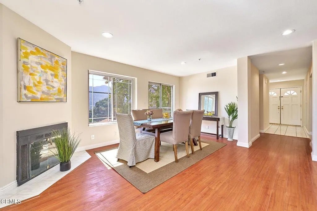 2466 Montrose Avenue 7