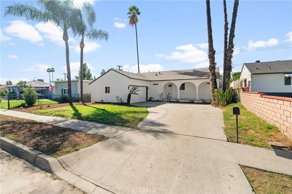 1440 Pepper Tree