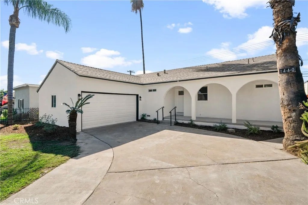 1440 Pepper Tree