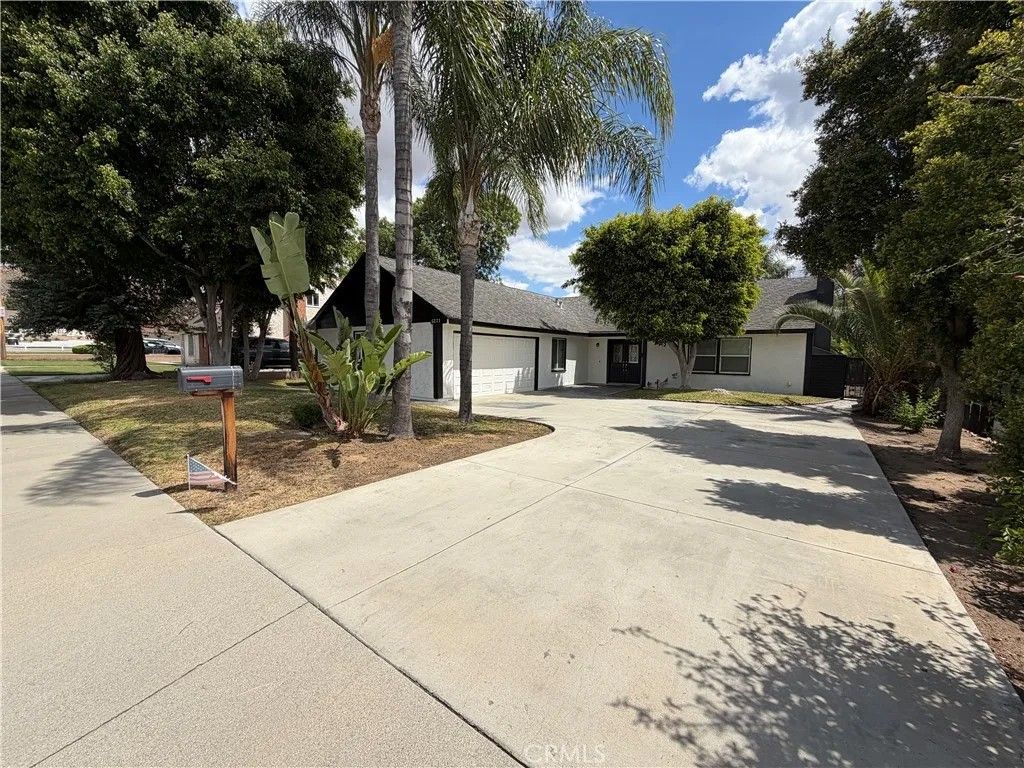 Photo of 5221 Dresden Place, Riverside, CA 92505 (MLS # CV26091995)