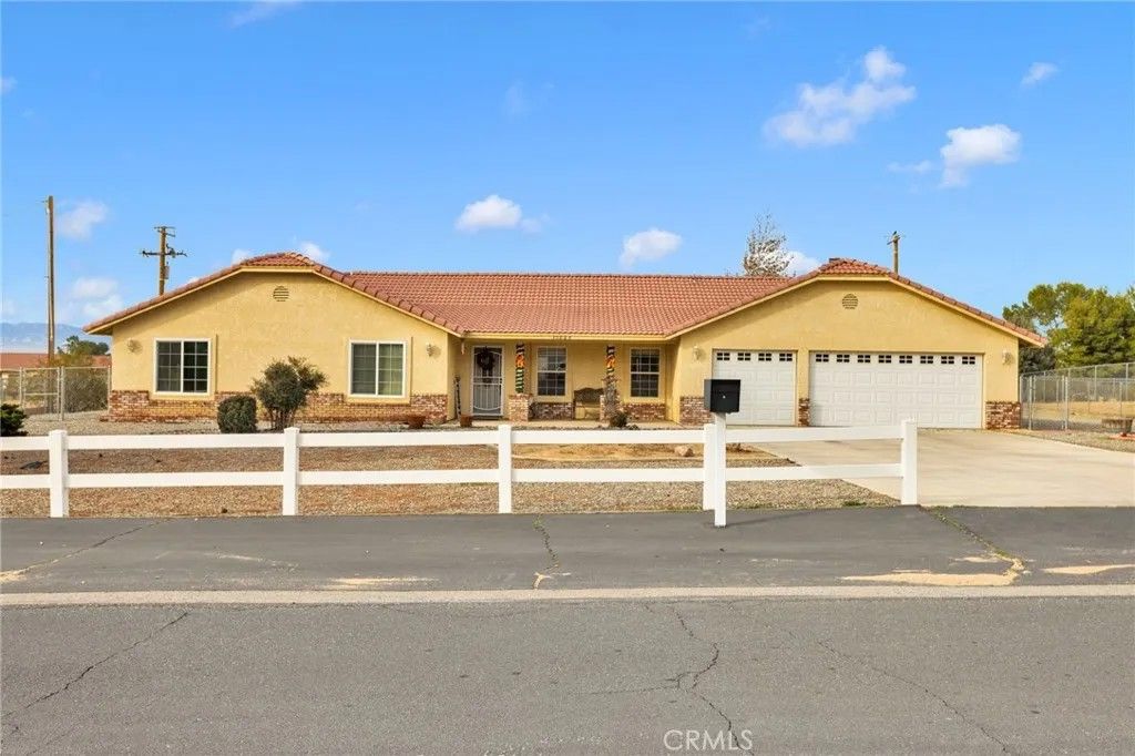 Photo of 15888 Saint Timothy Rd, Apple Valley, CA 92307 (MLS # HD25278720)