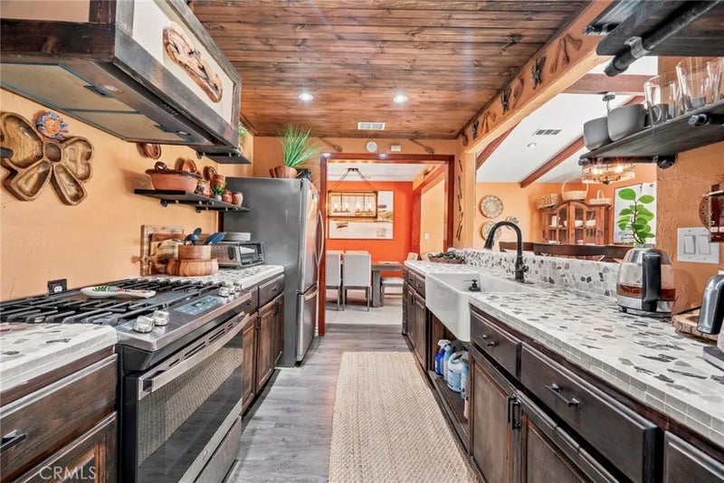 2526 E 220th