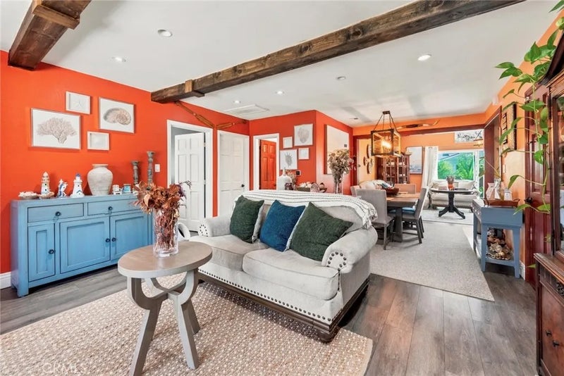 2526 E 220th