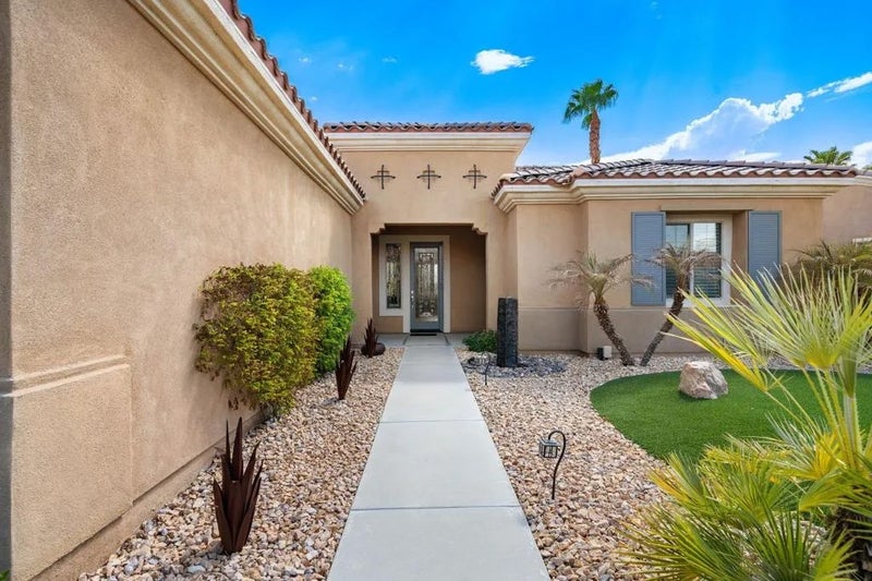 81151 Avenida Tres Lagunas